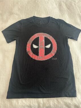 Universal Studios Marvel Deadpool Logo Graphic T Shirt Adult Small Black
